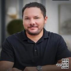 Portrait de l'expert en voyance sentimentale rayan-dimi