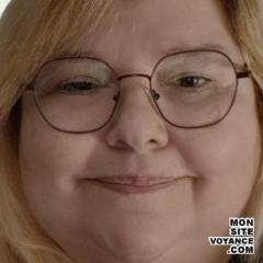 Portrait de l'expert en voyance sentimentale caroline-d