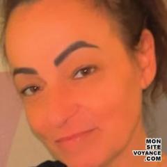 Portrait de l'expert en voyance sentimentale safia